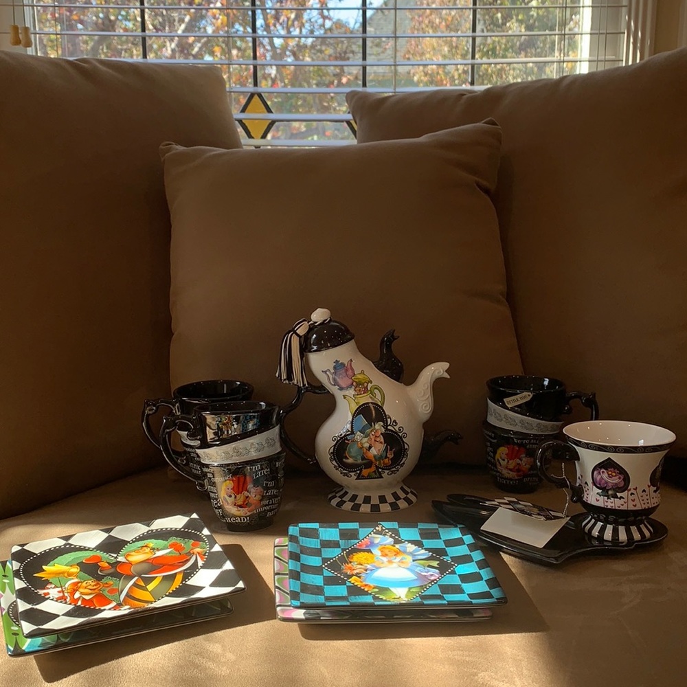 Disney ALICE IN WONDERLAND 10pc Mad Tea Party Tea Set teacups teapot plates